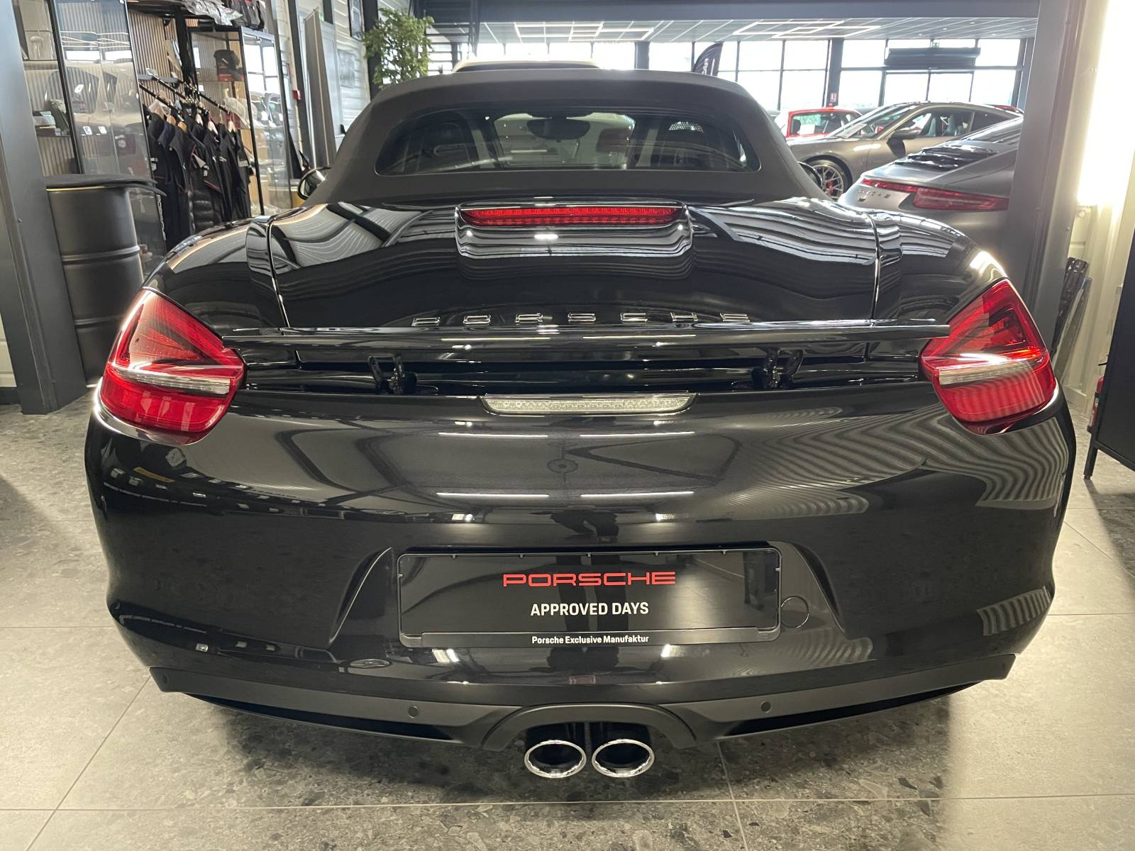 Vue arrière : Arrière iconique du Boxster 981 S disponible près d'Arles.