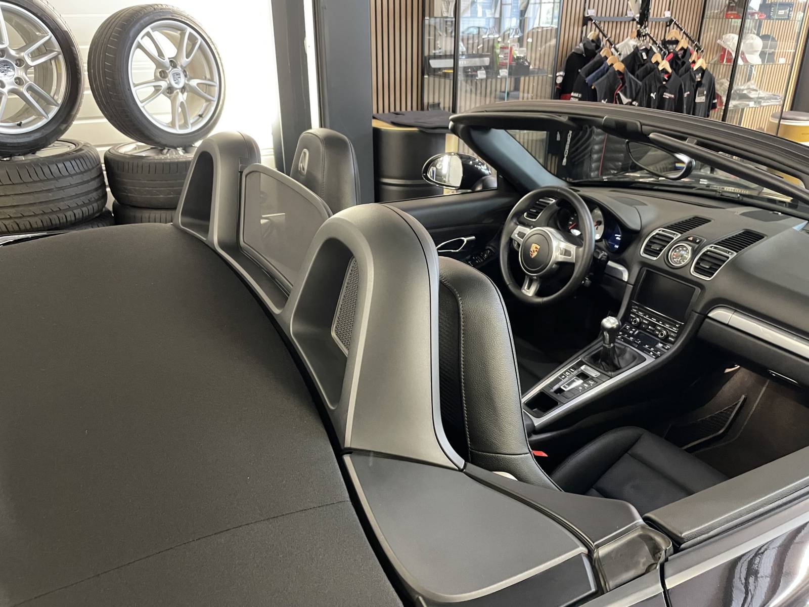 Capote ouverte : Cabriolet Porsche idéal pour les routes de Provence et Camargue.