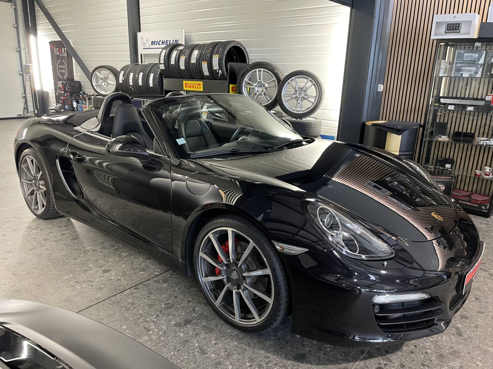 Moteur Flat-6 : Moteur 3.4L atmosphérique Porsche : fiabilité et performance pure.