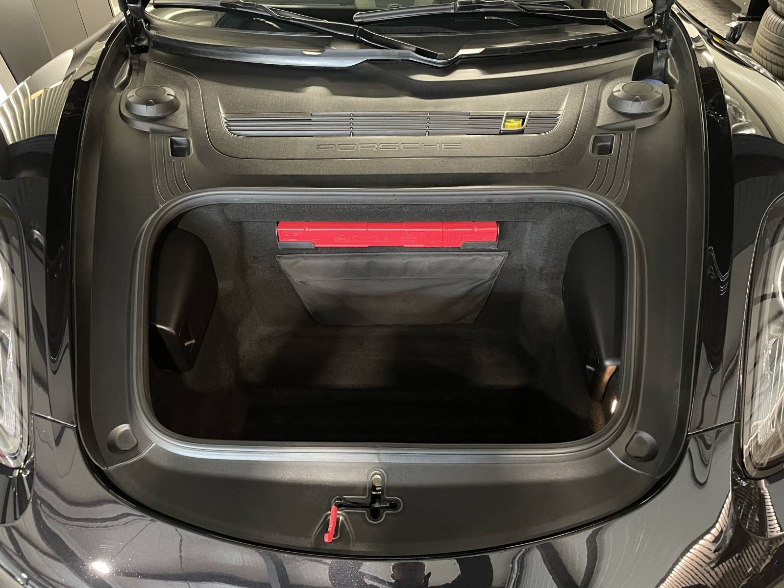 Rangement / Coffre : Double coffre avant/arrière : la polyvalence du Boxster pour vos week-ends en Provence.