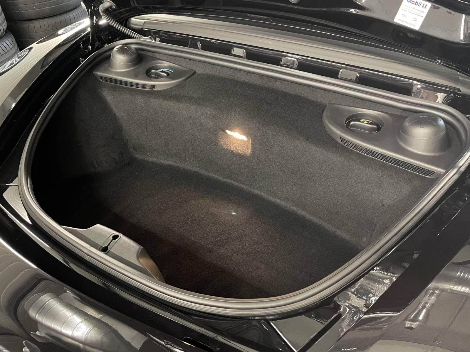 Rangement / Coffre : Double coffre avant/arrière : la polyvalence du Boxster pour vos week-ends en Provence.