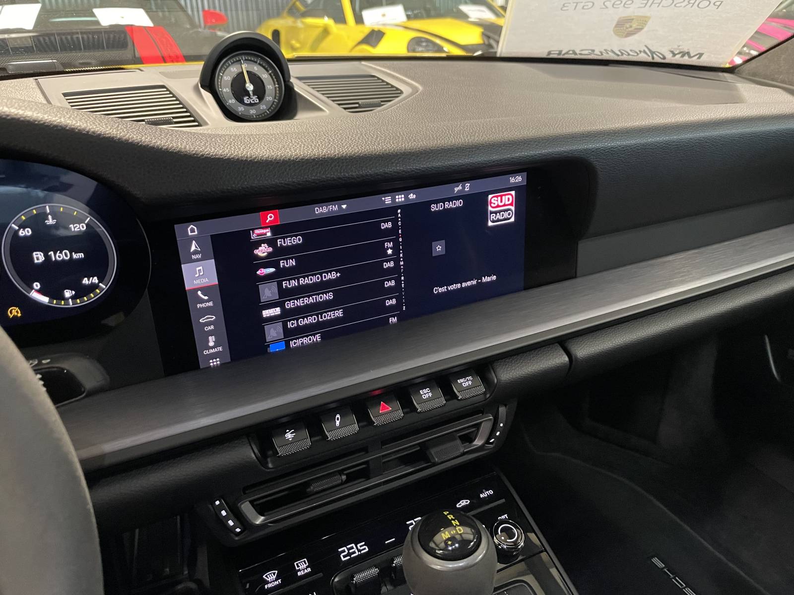 Cockpit technologique de la Porsche 992 GT3 occasion à la vente à Nîmes dans le Gard.