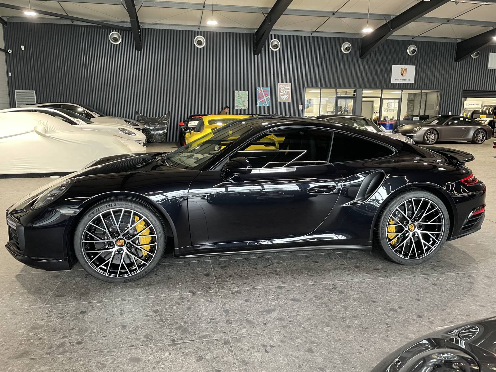 Profil aérodynamique du véhicule Porsche 911 Turbo S en vente dans le Gard.