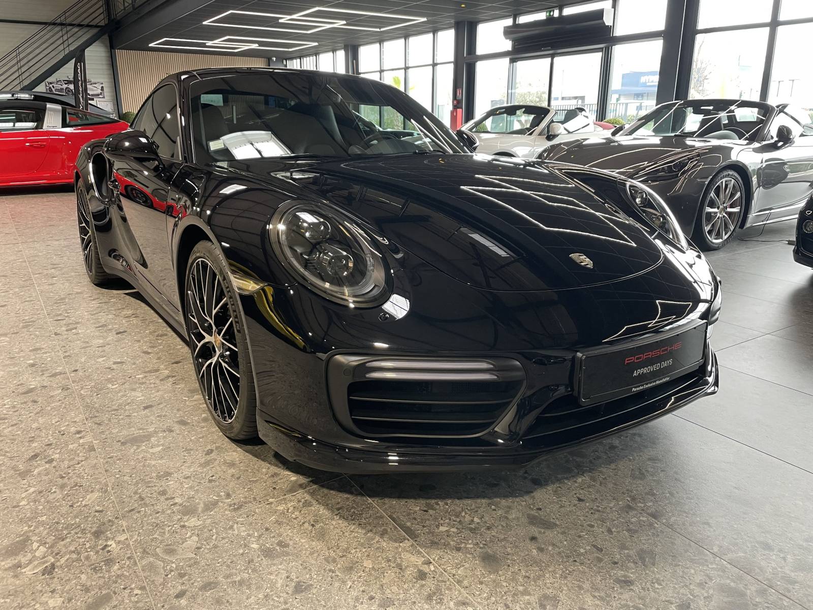 Annonce auto : véhicule Porsche 911 avec carnet d'entretien dans le Gard.