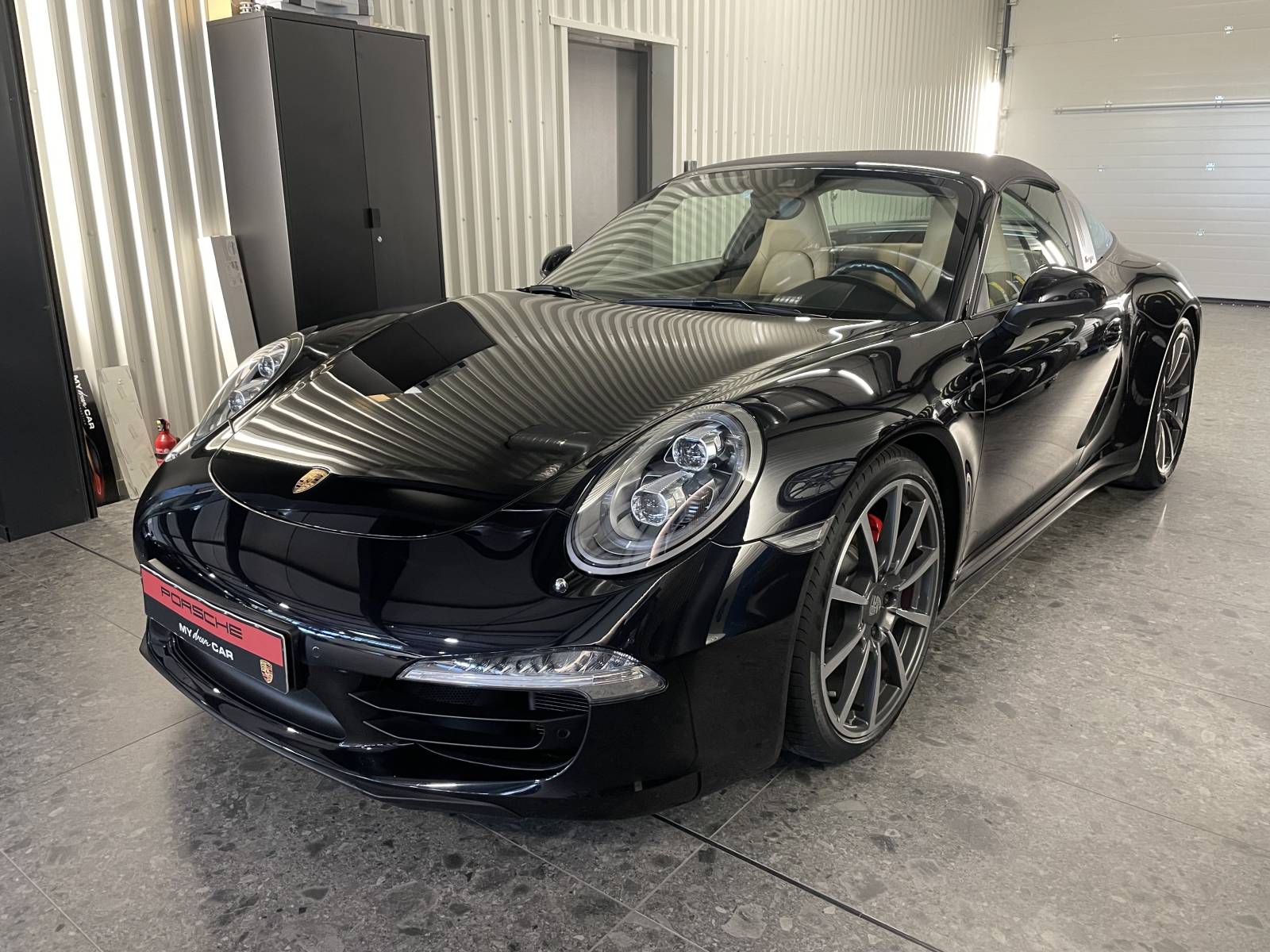 Vue de face : Porsche 911 type 991 Targa 4S disponible chez MY DREAM CAR à Nîmes.