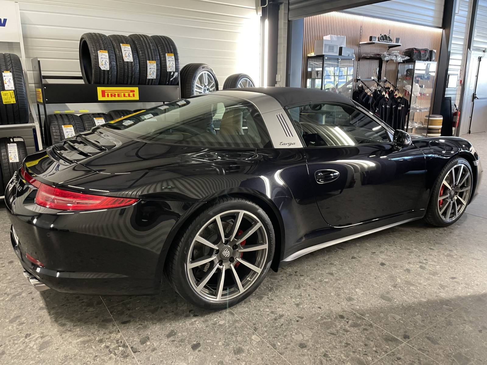 Détail Arceau : L'arceau Targa en aluminium, signature historique de la lignée 911.