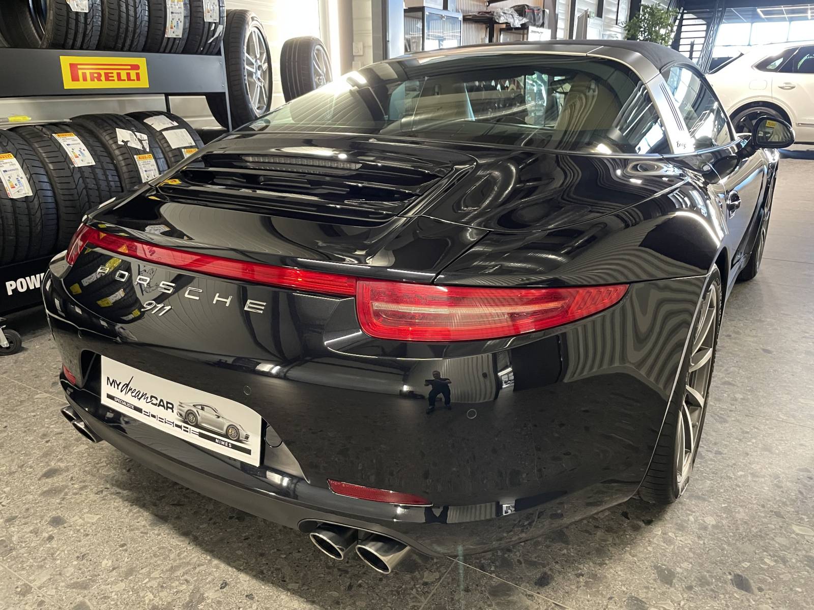 Arrière large : Courbes généreuses et bandeau lumineux de la Porsche 991 Targa 4 roues motrices.