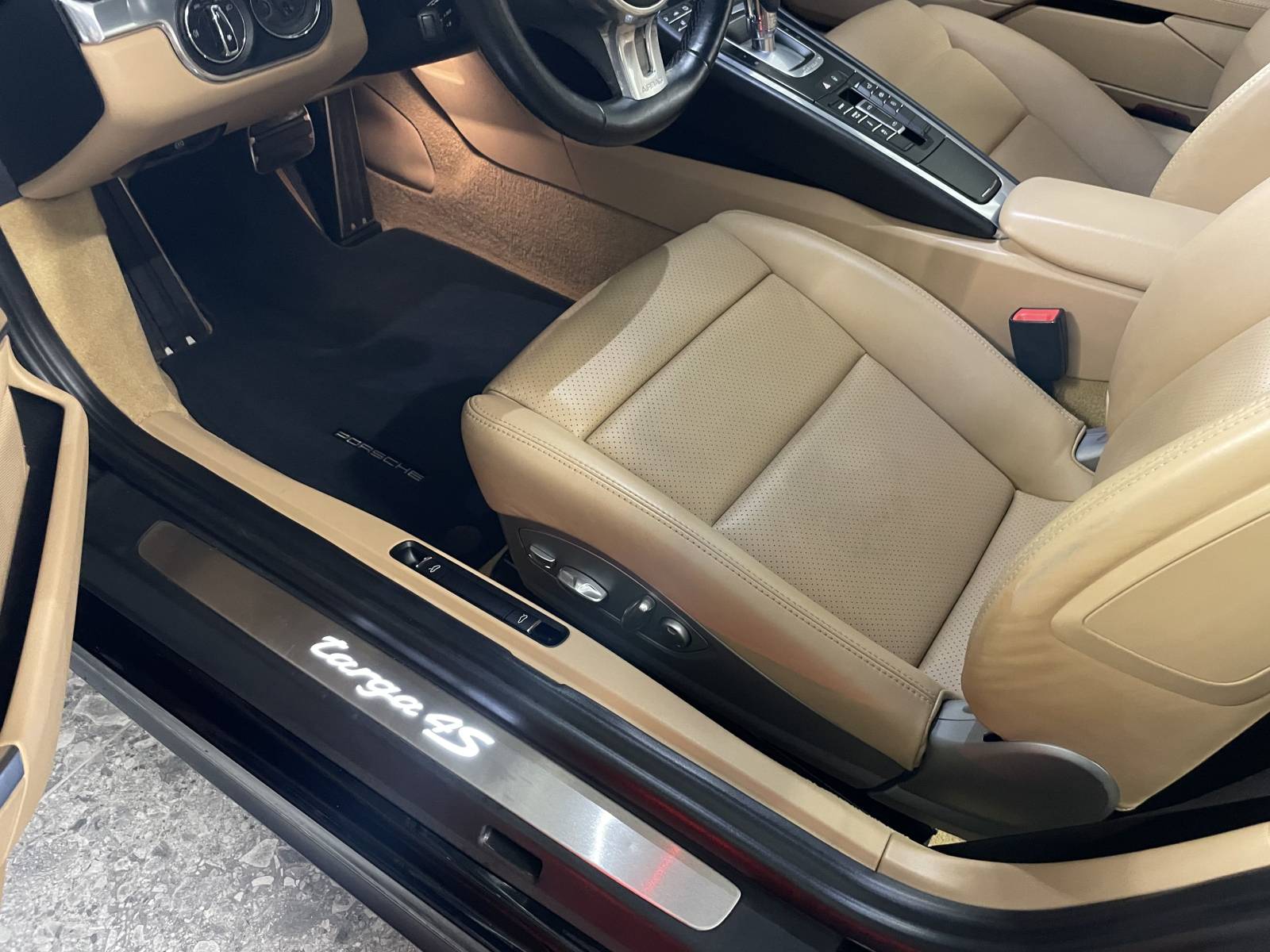 Sièges avant : Sièges sport chauffants et électriques à mémoire de forme.