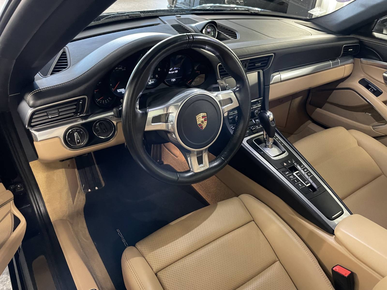 Sièges avant : Sièges sport chauffants et électriques à mémoire de forme.