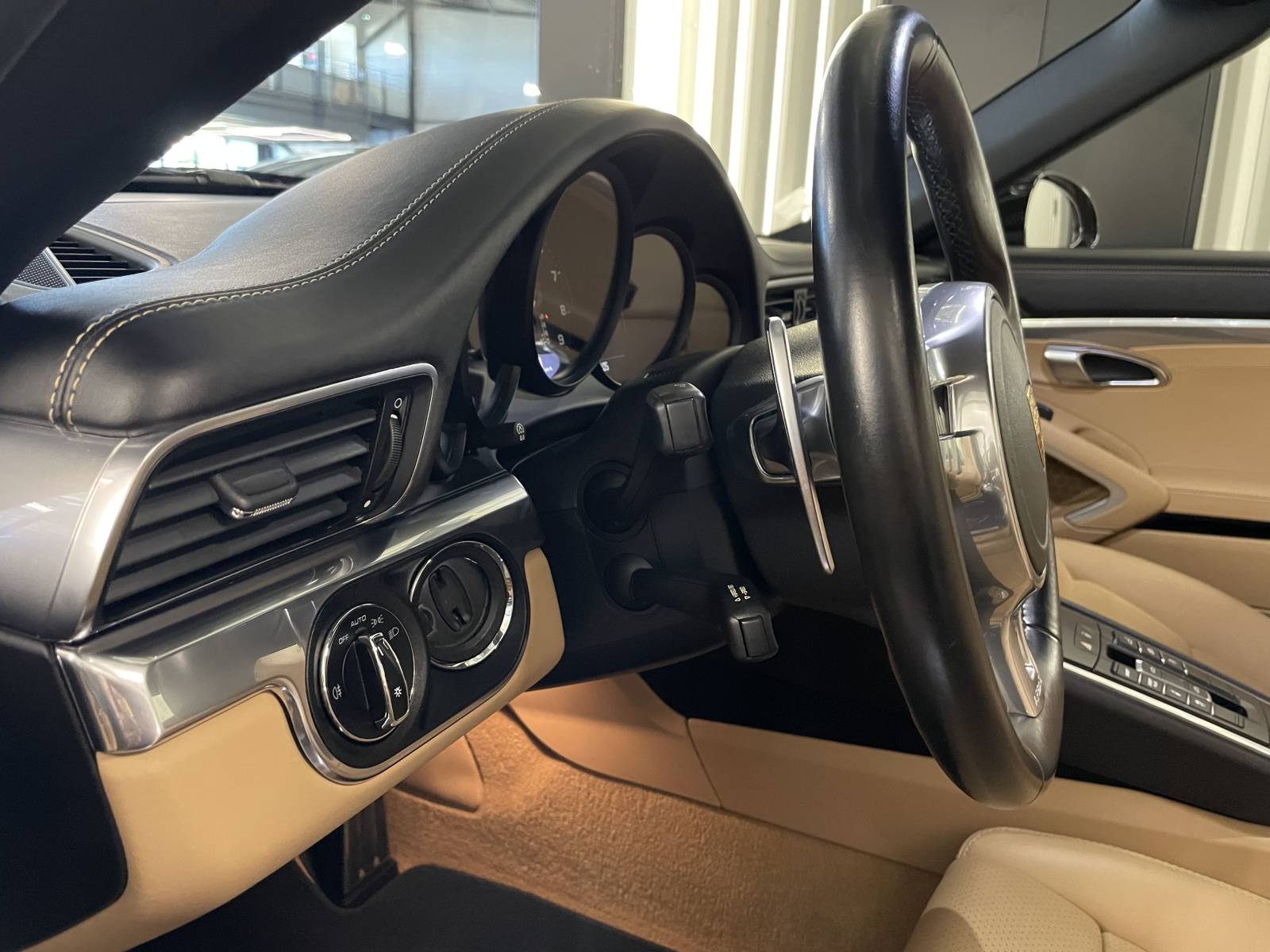 Console centrale : Commandes de la boîte séquentielle PDK et gestion de la suspension magnétique.