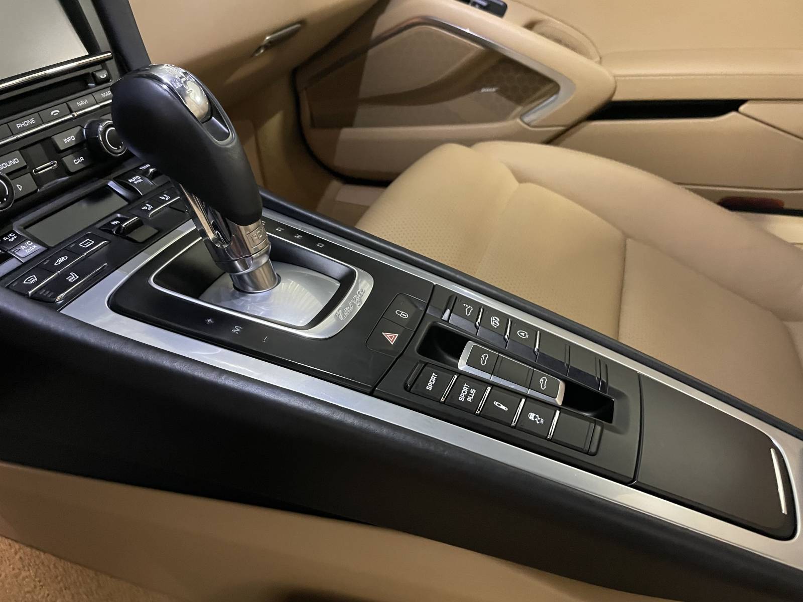 Intérieur cuir : Habitacle luxueux en cuir étendu avec finitions pack chrome chez votre spécialiste.