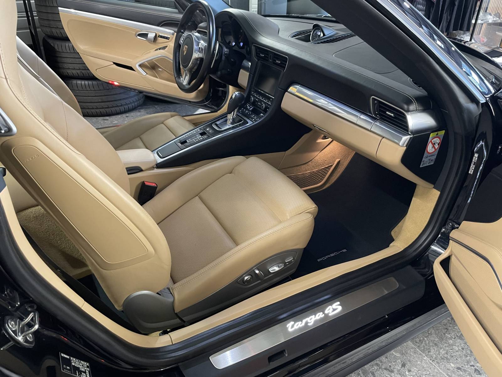 Sièges avant : Sièges sport chauffants et électriques à mémoire de forme.