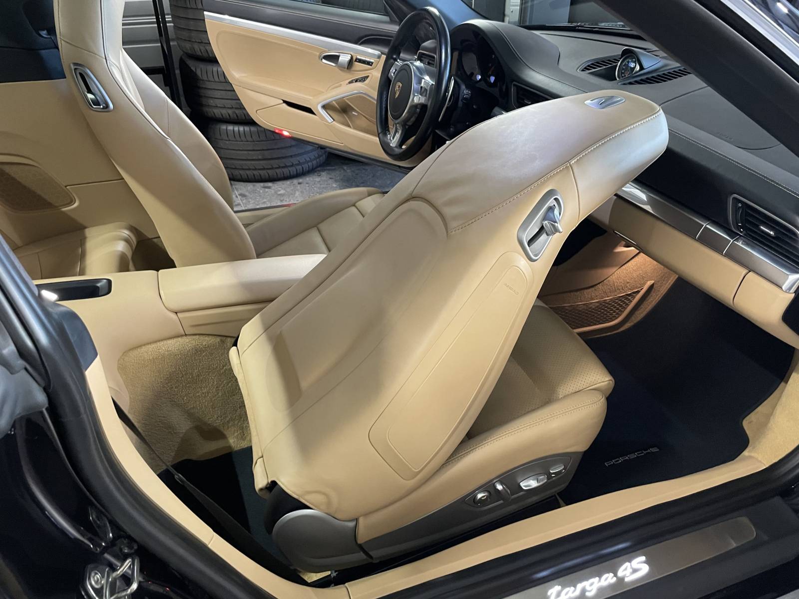 Sièges avant : Sièges sport chauffants et électriques à mémoire de forme.