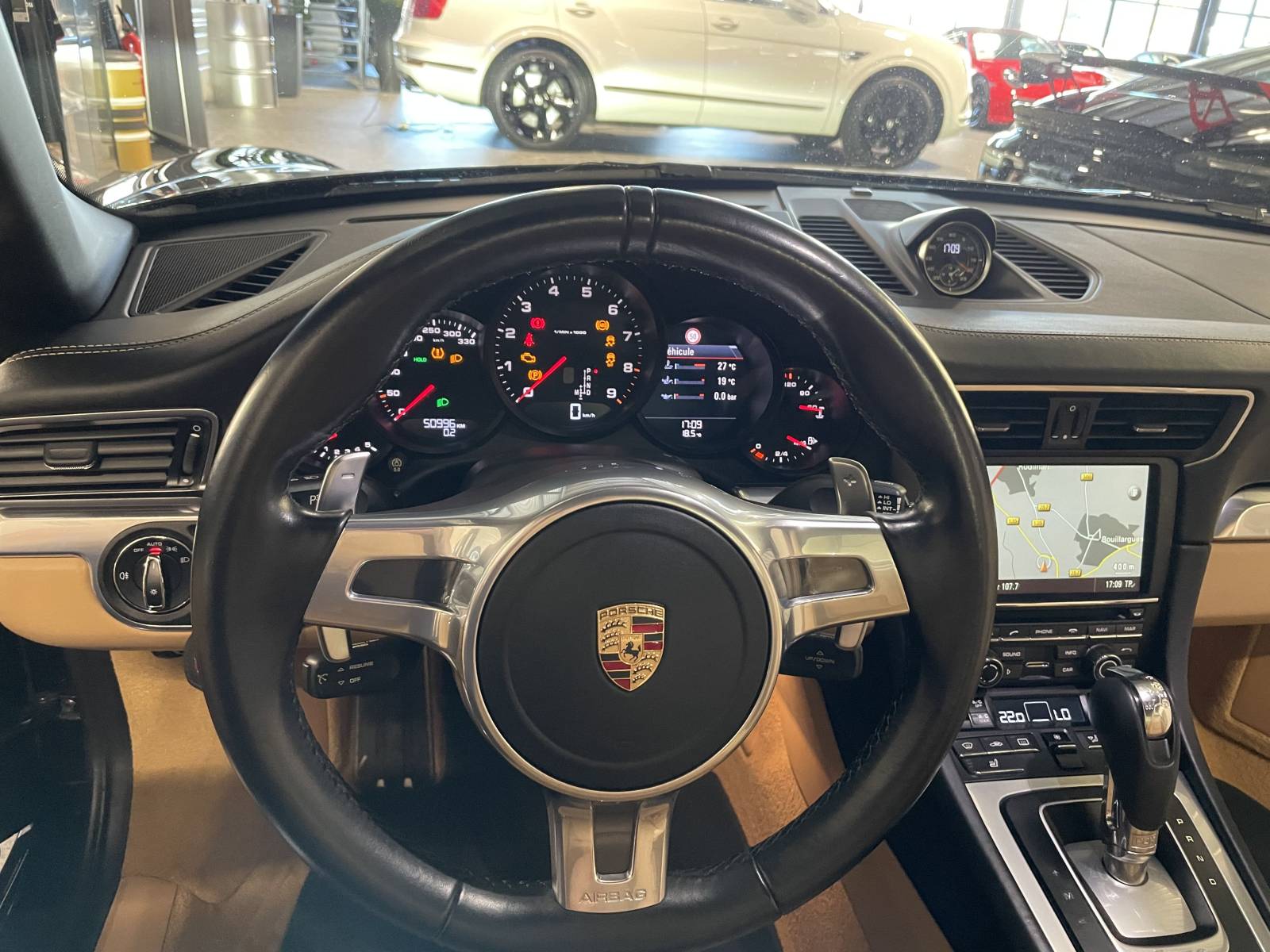 Poste de conduite : Volant sport avec palettes PDK et Pack Chrono Sport Plus.