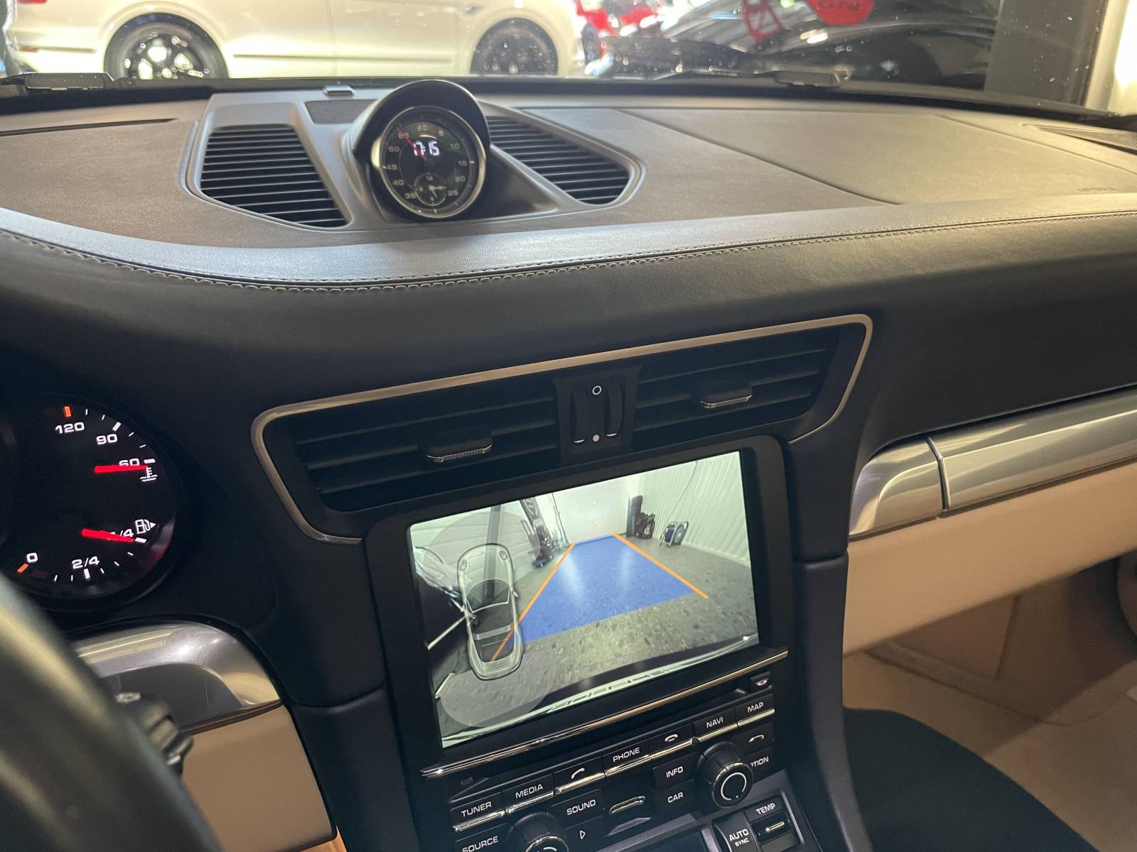 Vue d'ambiance : Votre future Porsche 991 Targa 4S prête pour les routes de Camargue.