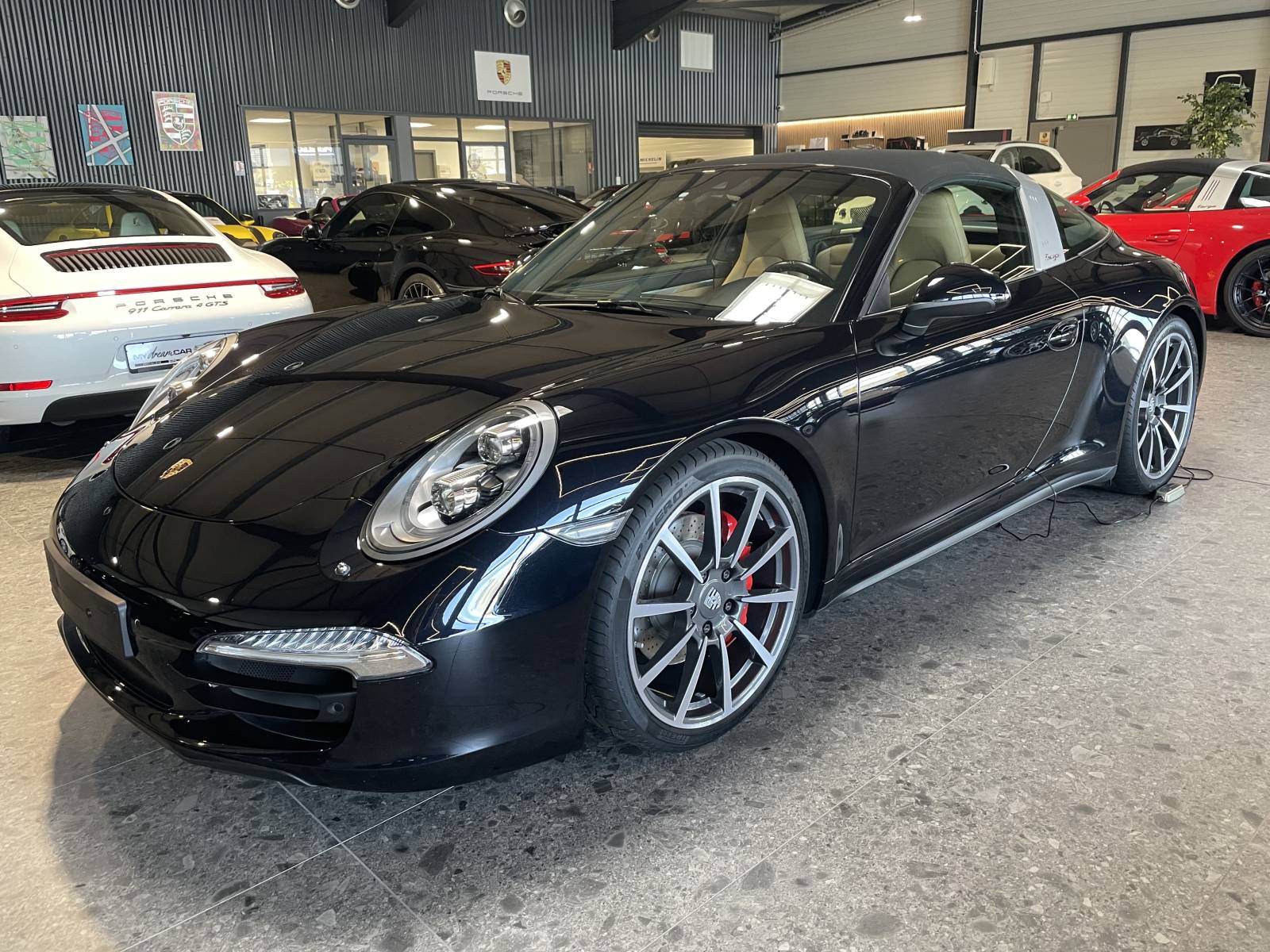 Vue de face : Porsche 911 type 991 Targa 4S disponible chez MY DREAM CAR à Nîmes.