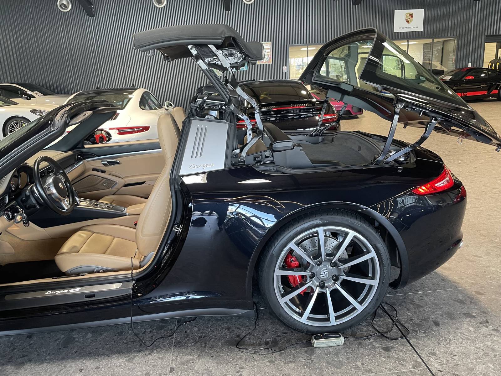 Toit Targa ouvert : Mécanisme de toit panoramique électrique rétractable en action.