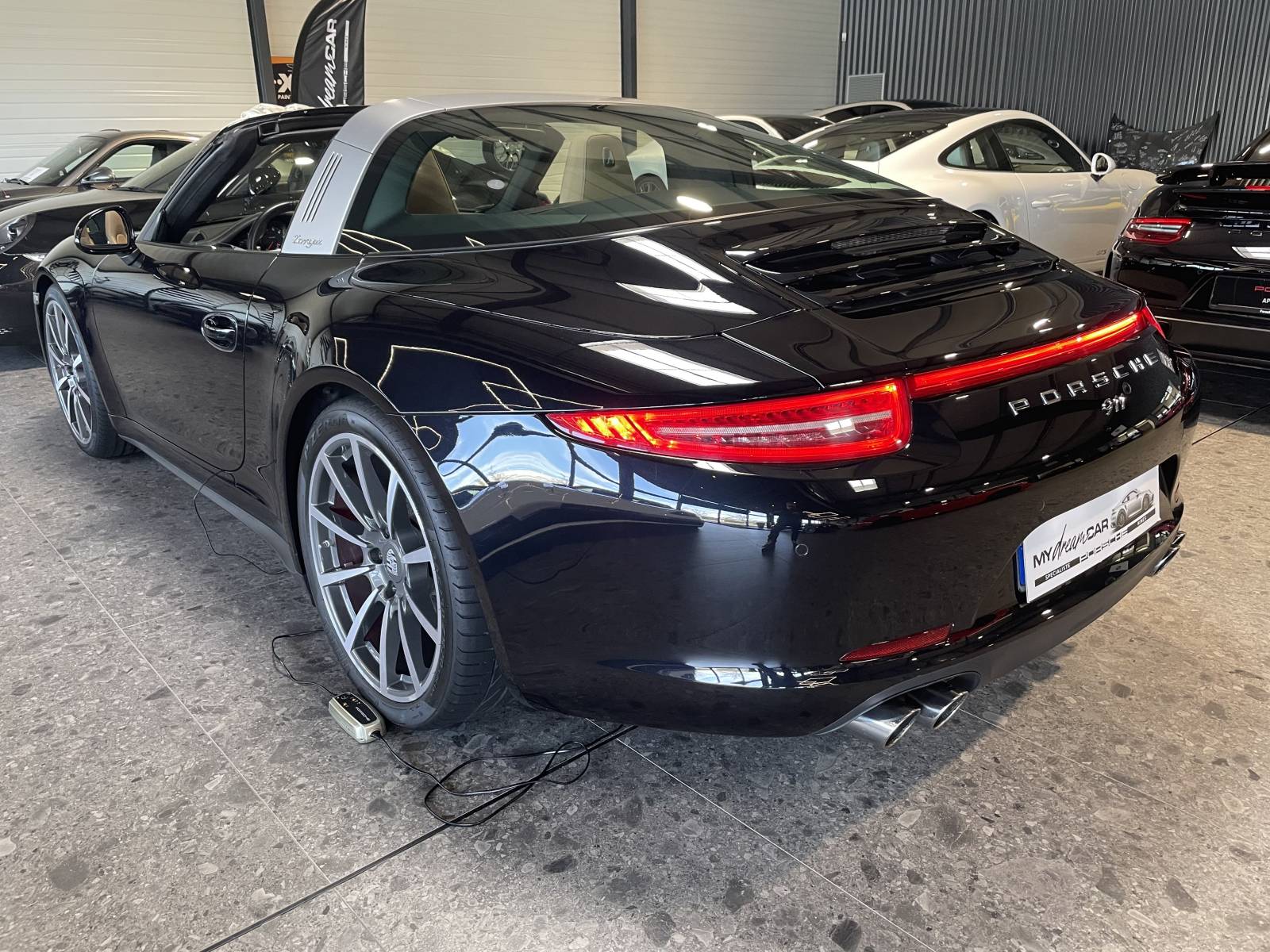 Arrière large : Hanches larges et bandeau lumineux caractéristique des versions 4 roues motrices.