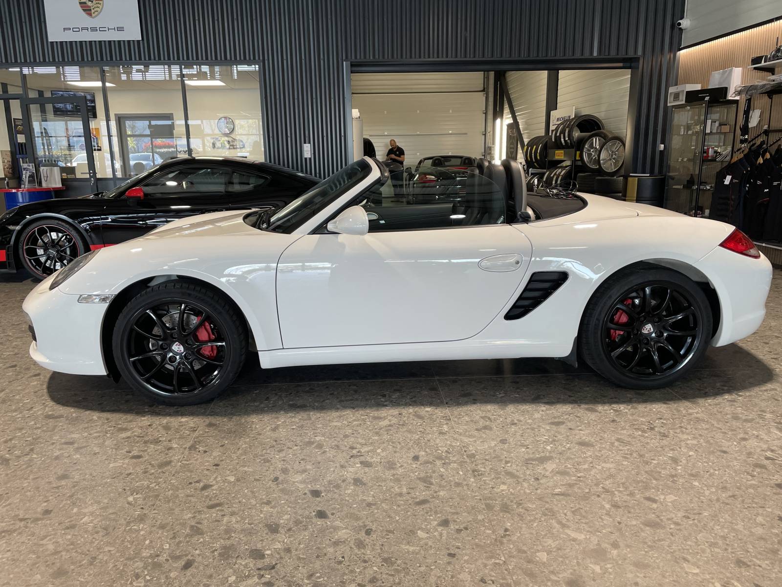 Profil dynamique : Silhouette cabriolet Porsche 3.4L DFI, idéal pour les routes du Vaucluse.