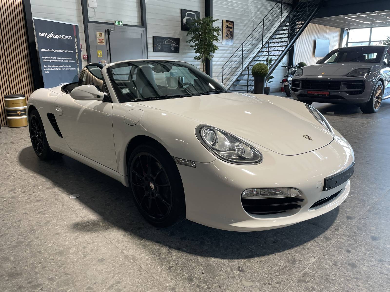 Profil dynamique : Silhouette cabriolet Porsche 3.4L DFI, idéal pour les routes du Vaucluse.