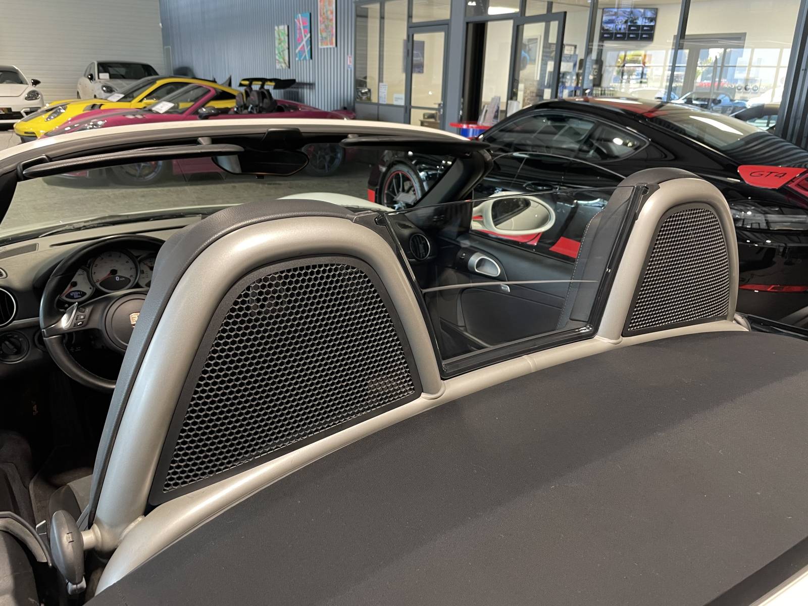 Protection vent : Filet anti-remous (windschott) pour un confort optimal en cabriolet.