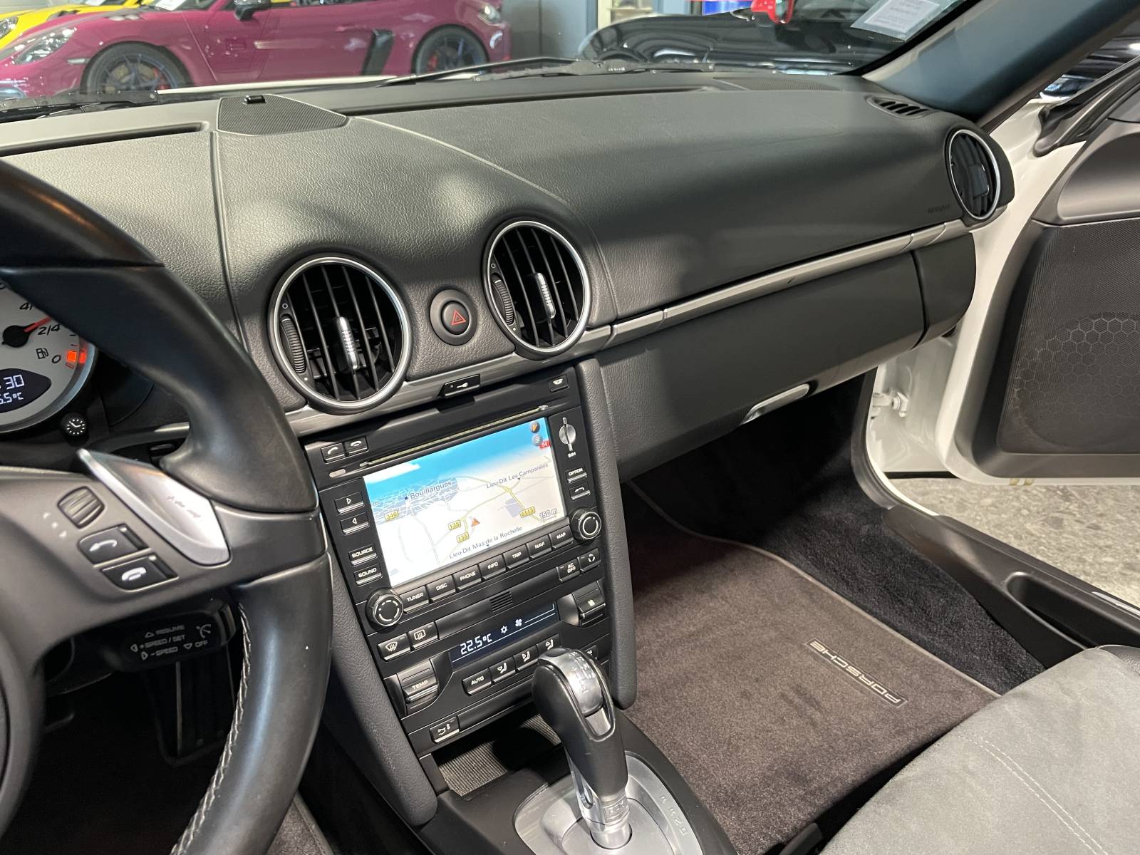 Système embarqué : Écran tactile avec GPS Europe et kit main libre Bluetooth intégré.