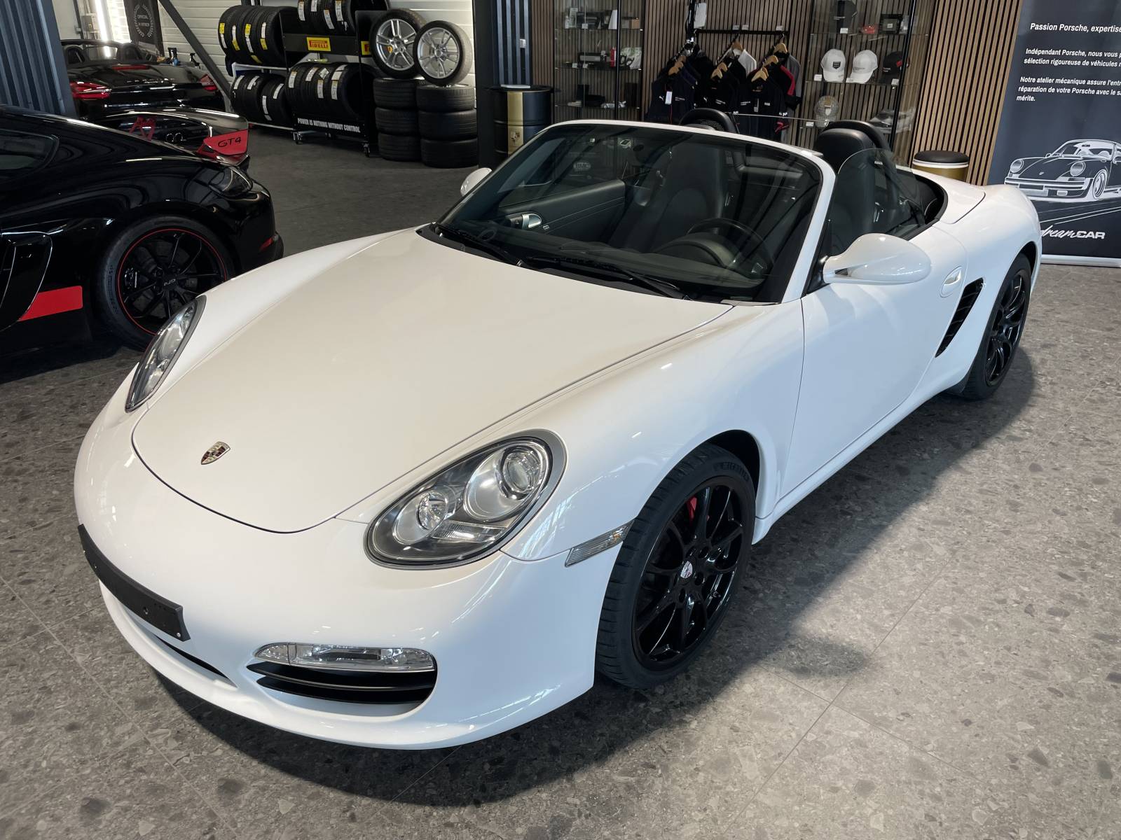 Vue d'ensemble décapotée : Le plaisir de la conduite à ciel ouvert aux portes du Gard.