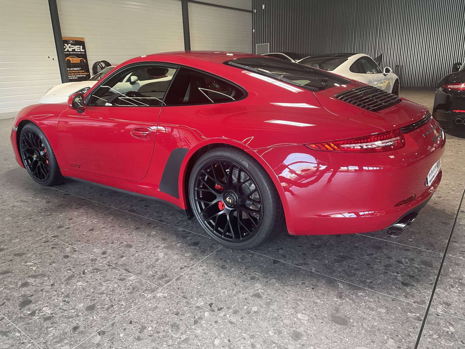 Profil élégant d'une Porsche 911 991.1 GTS grise disponible dans le Gard.