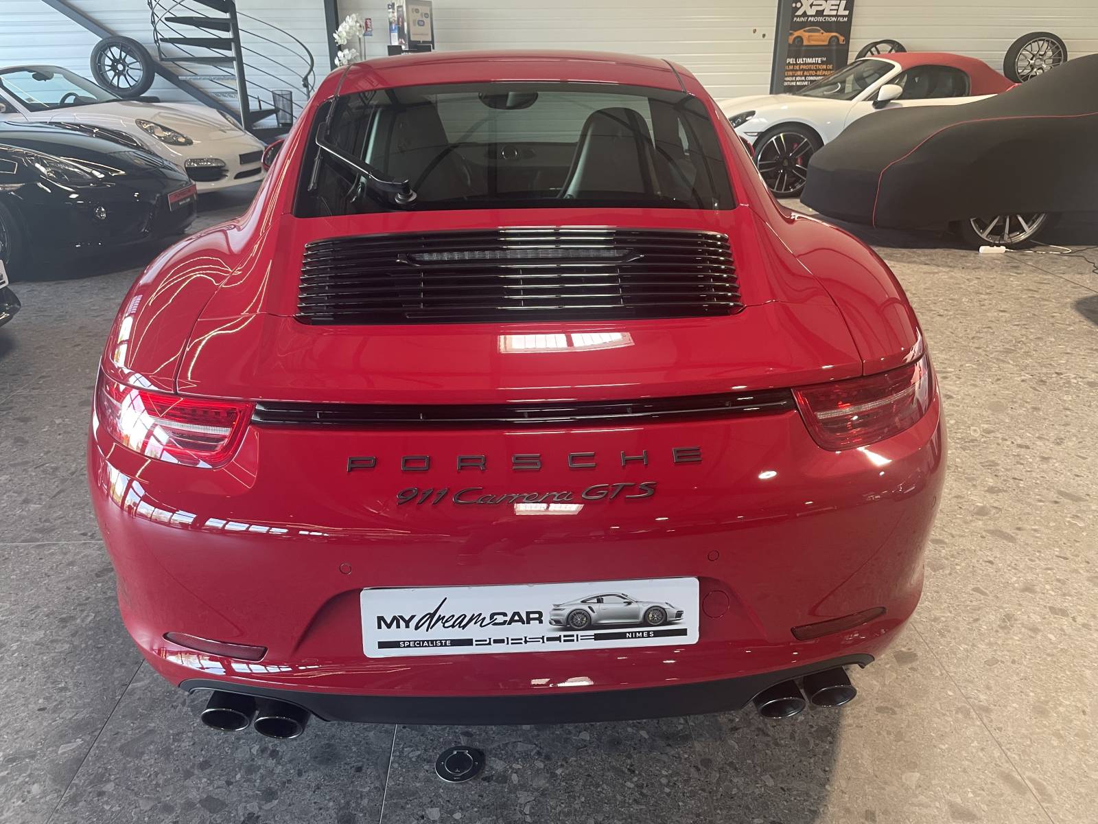 Vue arrière iconique 911 Carrera GTS avec échappement sport actif.