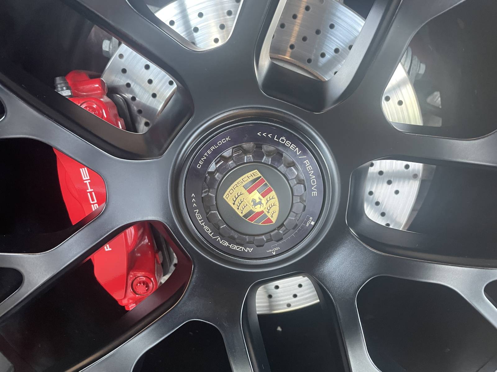 Jantes 20 pouces noires et étriers de freins rouges sur Porsche 911 GTS.