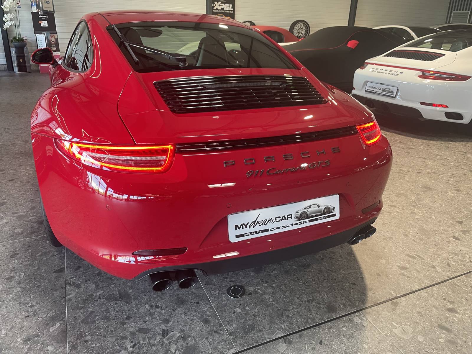 Vue arrière iconique 911 Carrera GTS avec échappement sport actif.