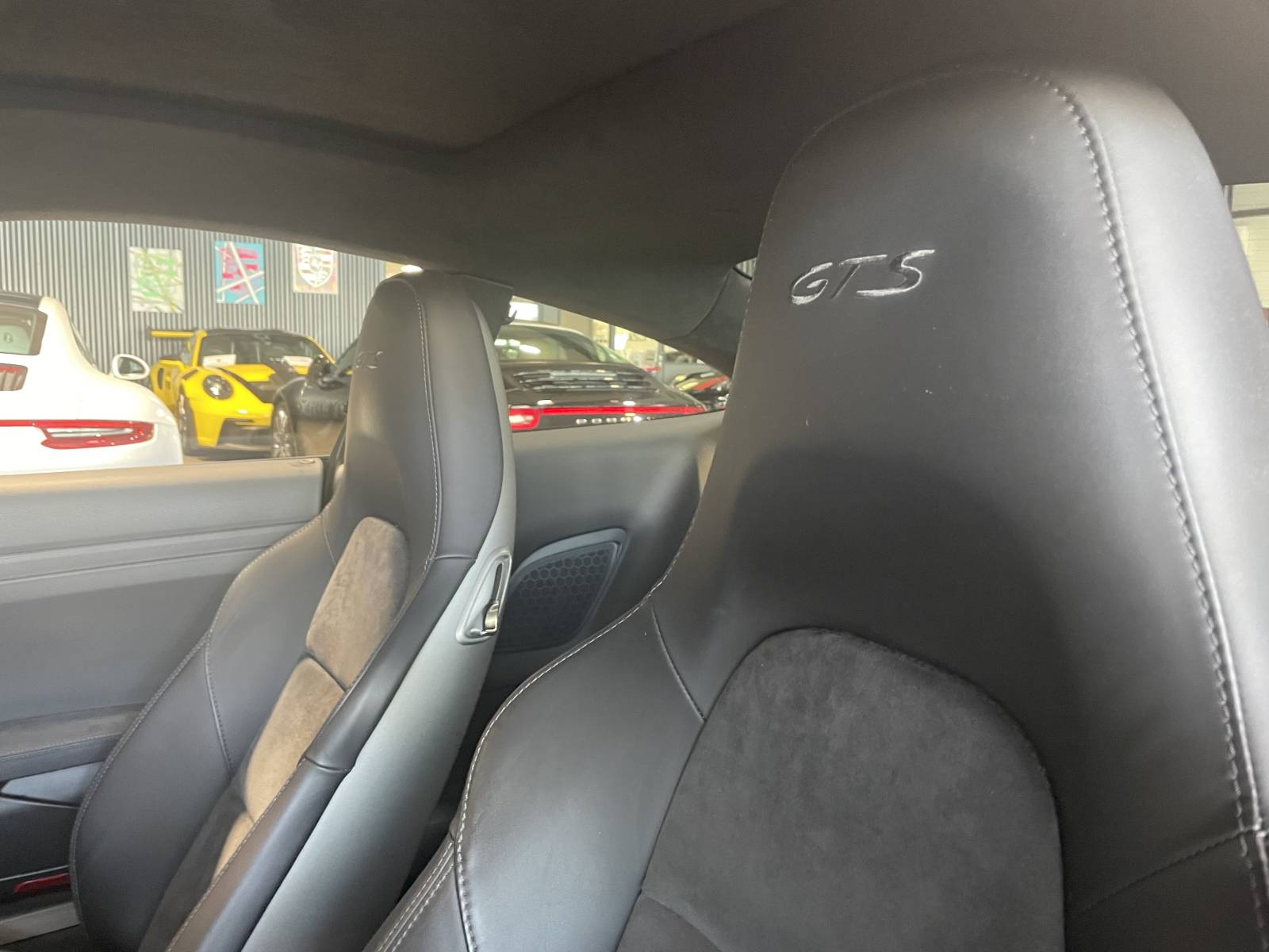 Sièges Sport Plus avec écusson Porsche brodé sur les appuie-tête.