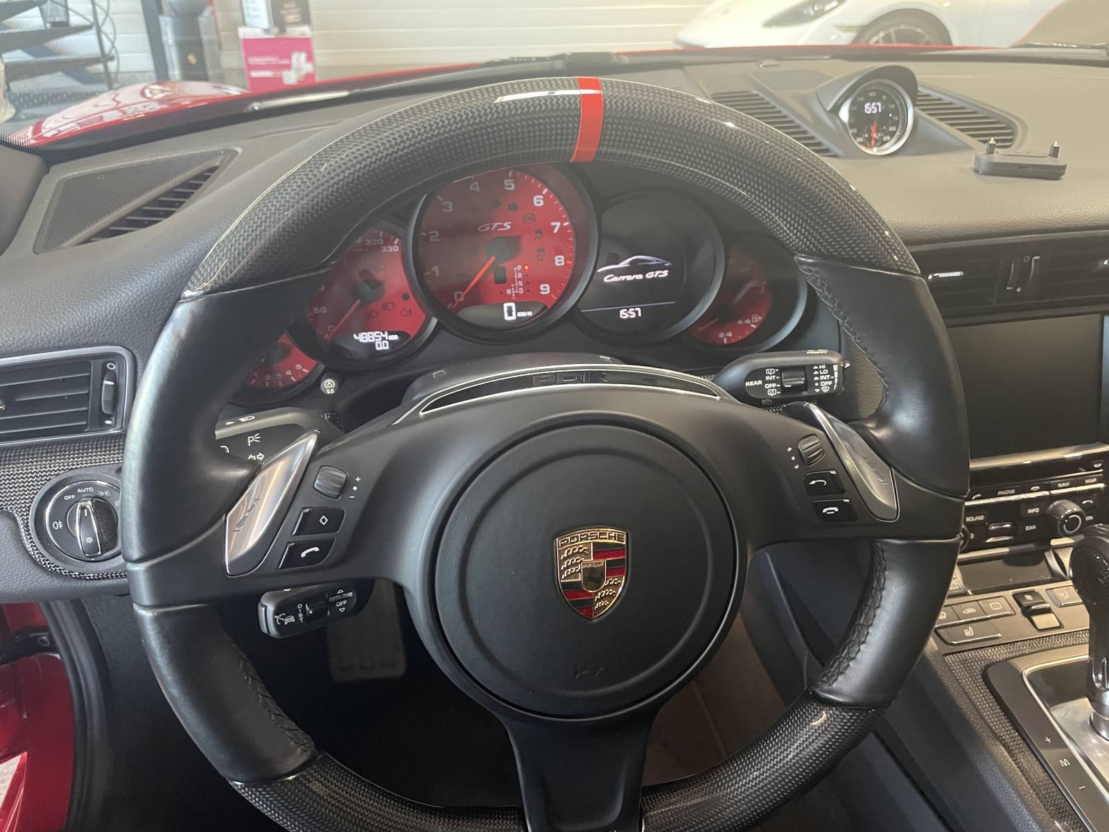 Compteurs sportifs avec fond de compteurs Rouge Indien Porsche GTS.