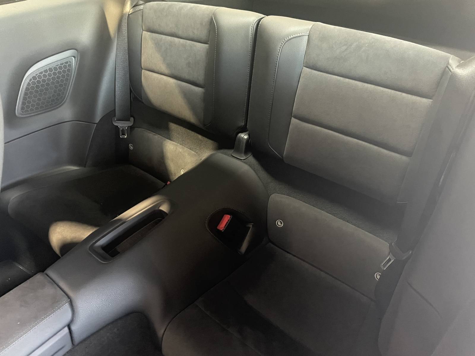 Habitacle exclusif avec Pack intérieur Carbone Porsche 911 GTS.