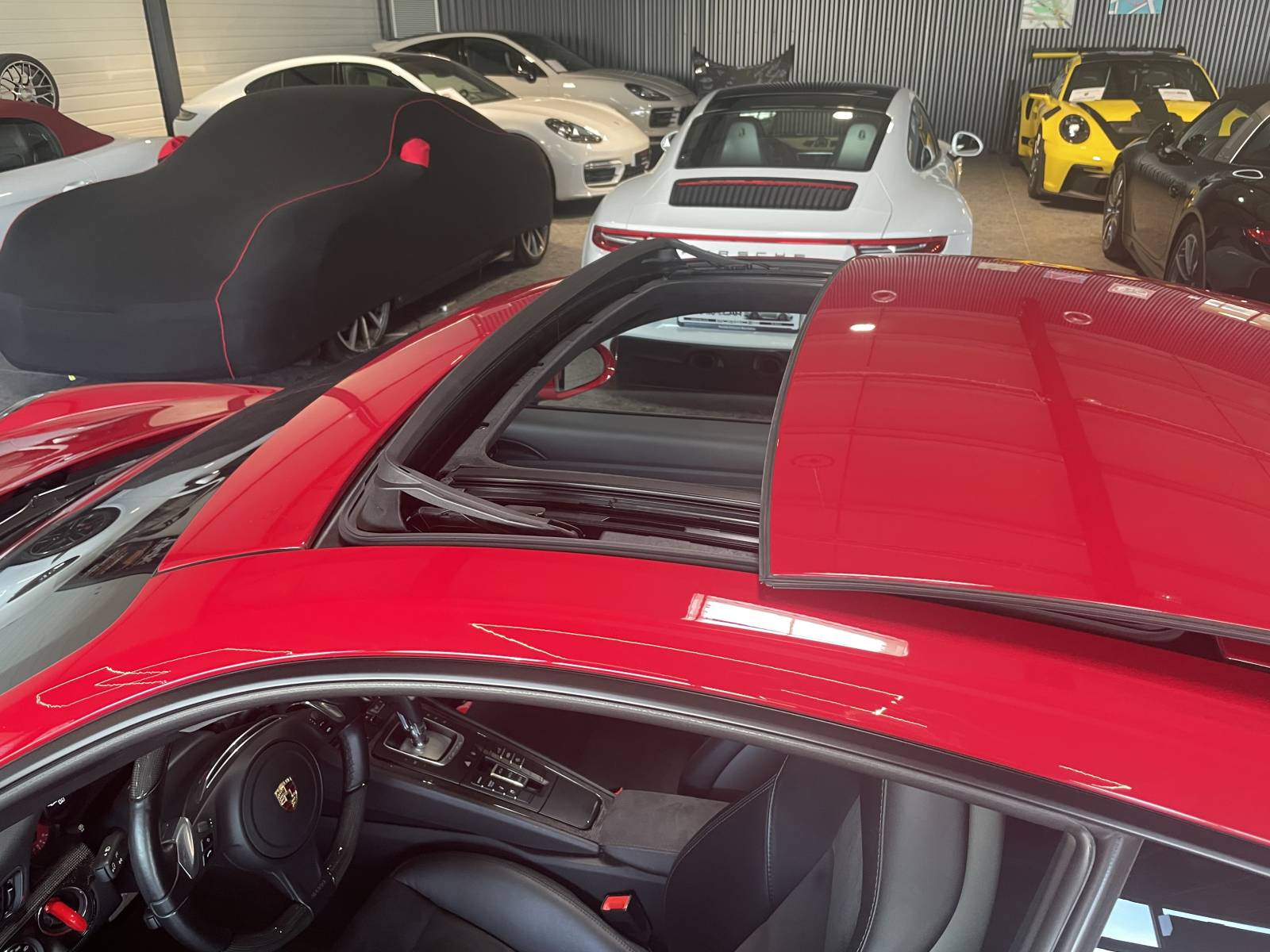 Toit ouvrant panoramique électrique sur cette Porsche 991 GTS occasion.