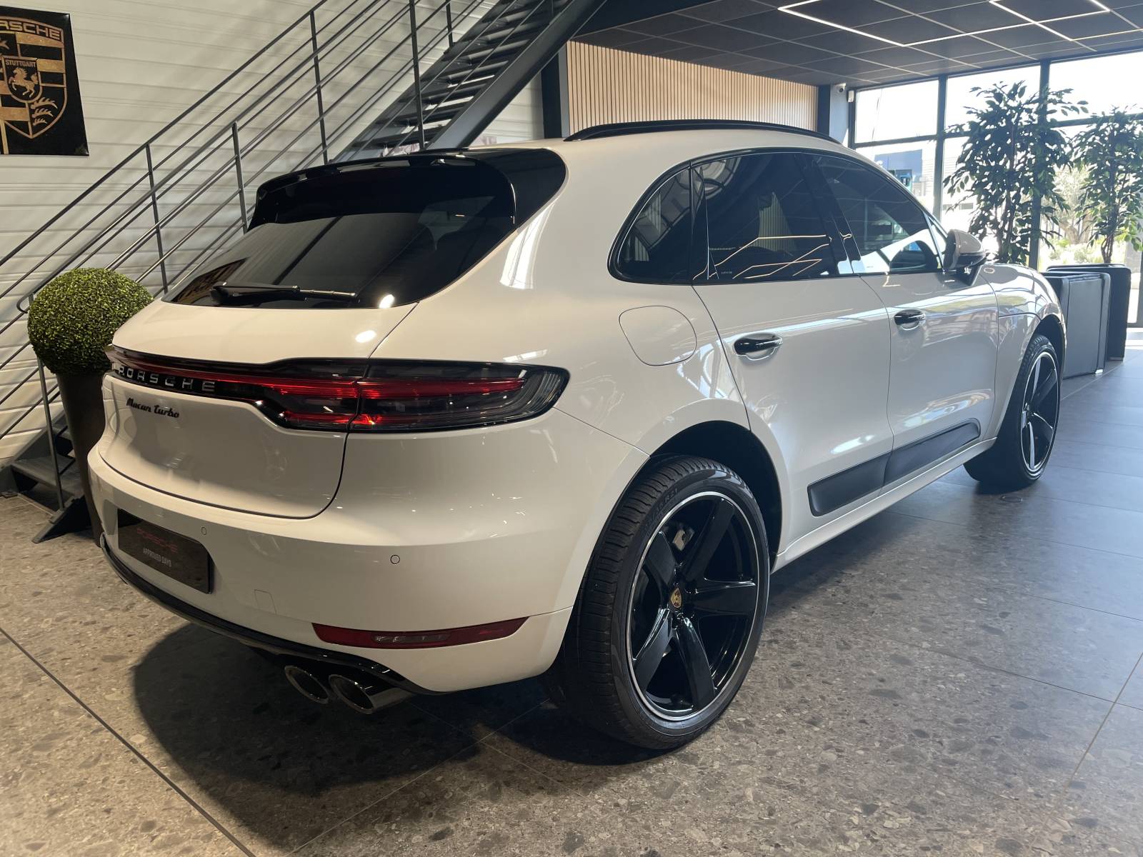 Vue arrière avec double sortie d'échappement sport Porsche.