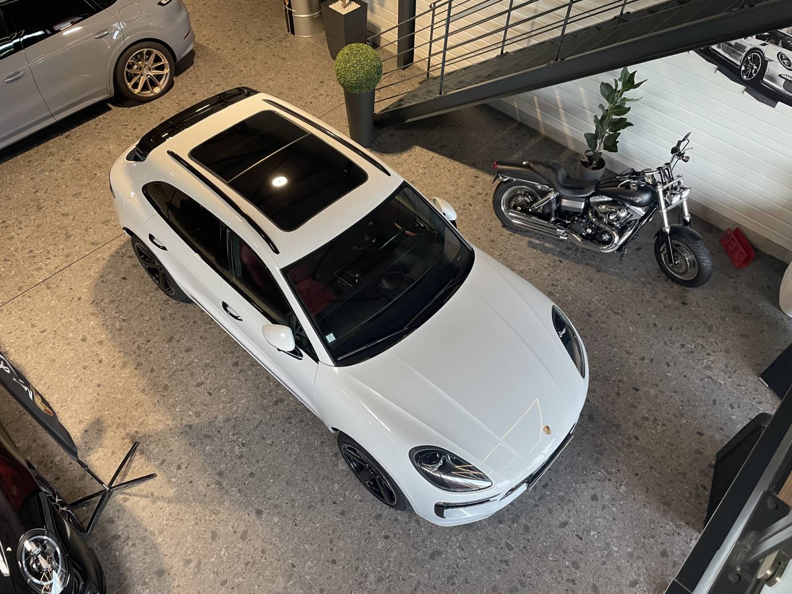 Vue panoramique du toit ouvrant vitré du Macan Turbo d'occasion.