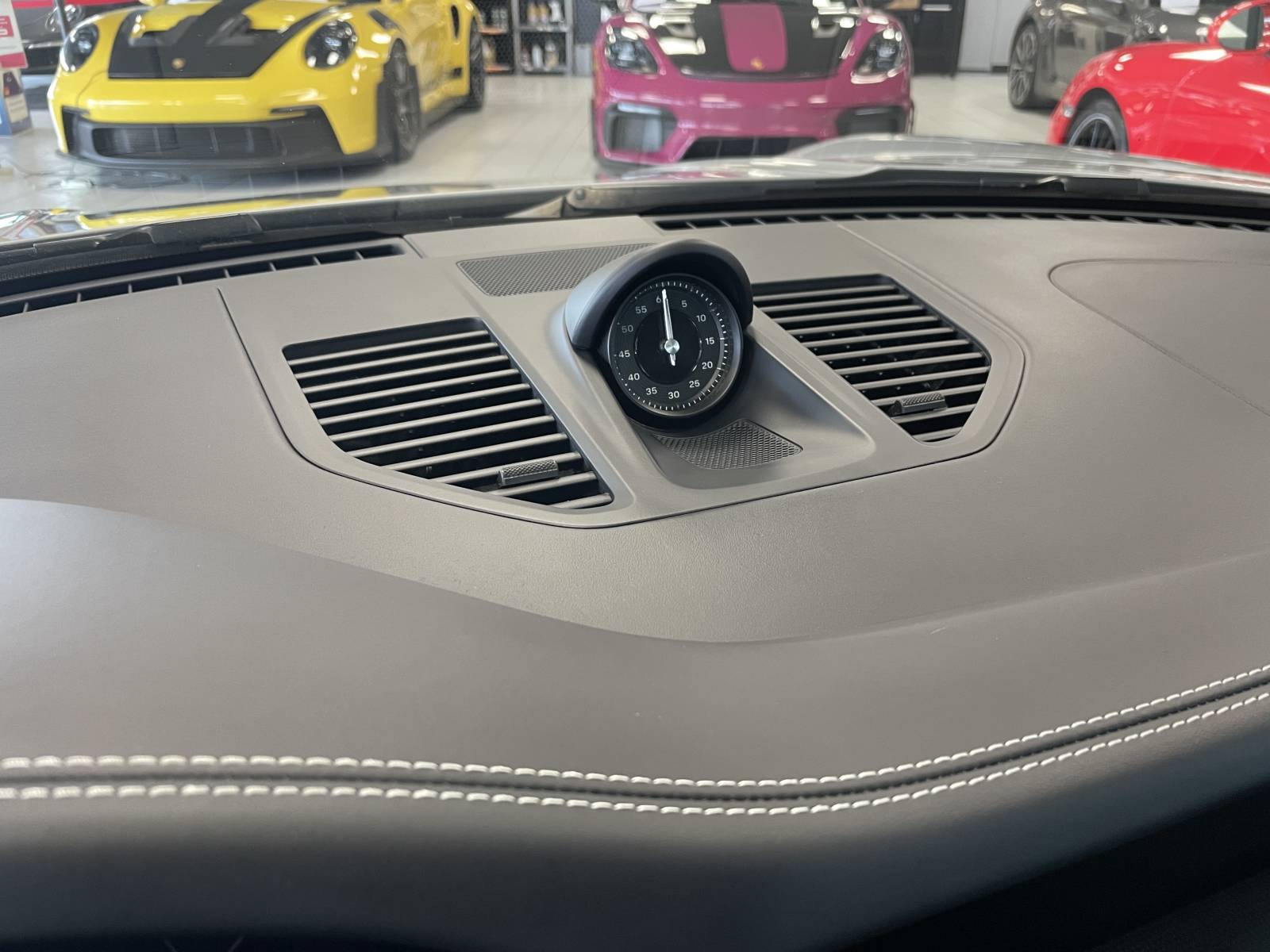 Performances ultimes, élégance raffinée : Porsche 992 Carrera 4S - Nîmes, Gard