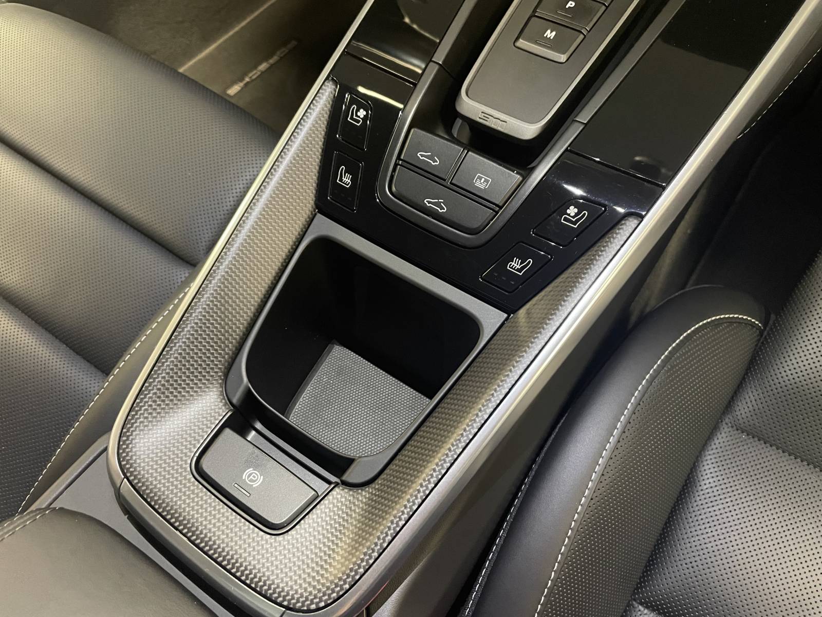 Exigez l'extraordinaire : Porsche 992 Carrera 4S - Disponible à Nîmes  Conseils pour optimiser le référencement de vos photos :