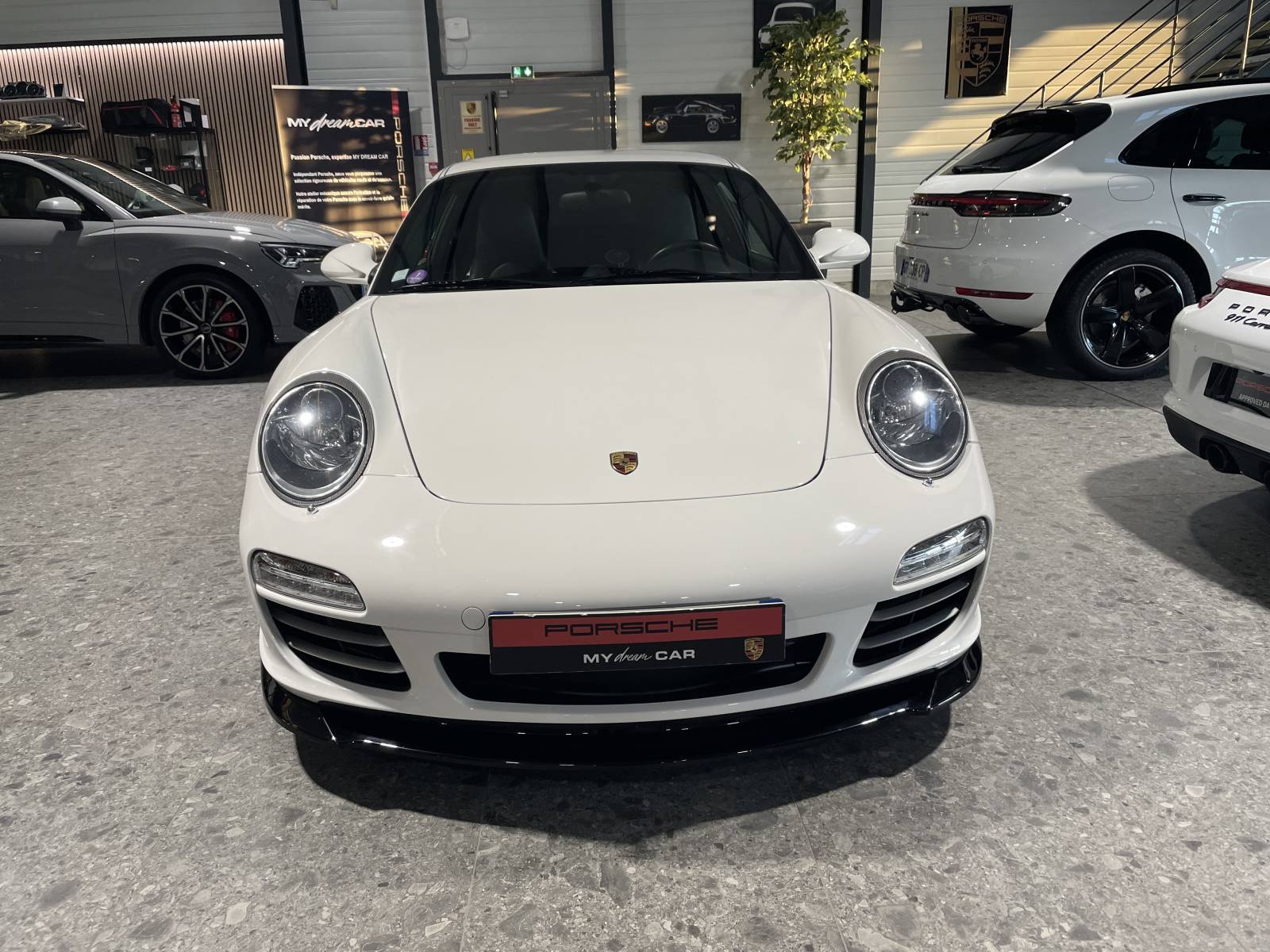 Vue avant agressive : 911 Carrera 4S avec feux de jour à LED à Nîmes.