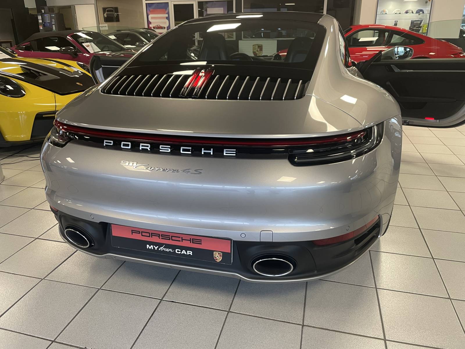Prenez le volant du rêve : Porsche 992 Carrera 4S - Disponible à Nîmes