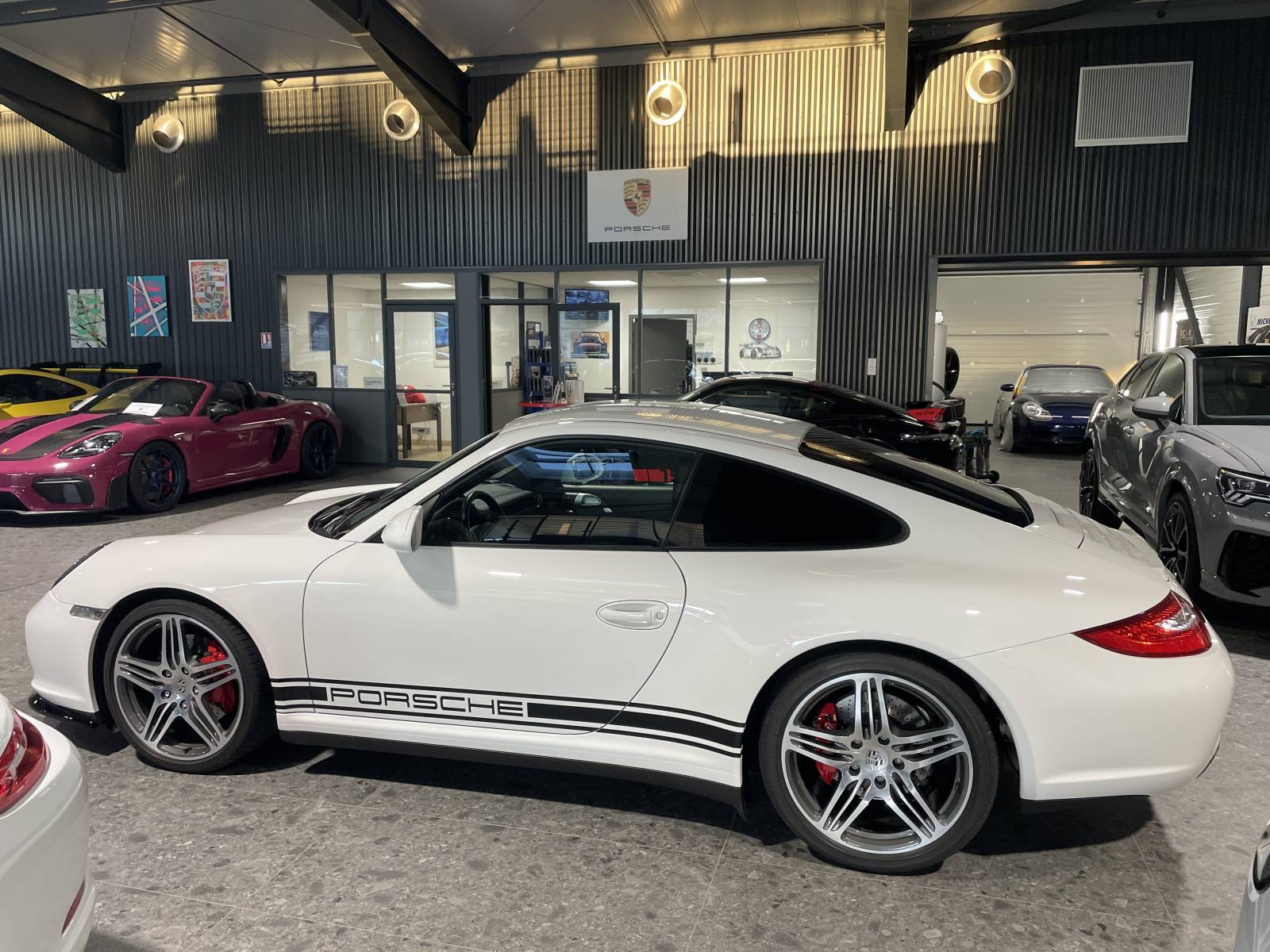 Profil iconique d'une Porsche 997 Phase 2 disponible dans le Gard.