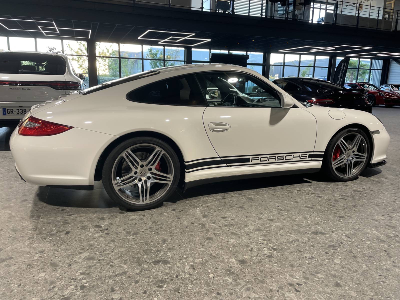Profil iconique d'une Porsche 997 Phase 2 disponible dans le Gard.