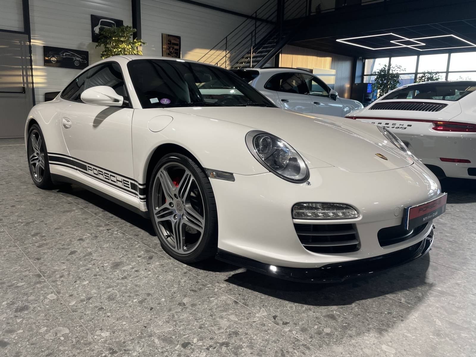 Profil iconique d'une Porsche 997 Phase 2 disponible dans le Gard.