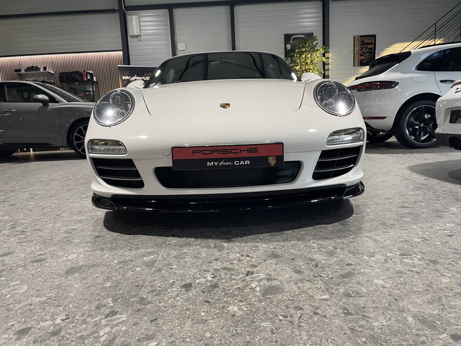 Vue avant agressive : 911 Carrera 4S avec feux de jour à LED à Nîmes.