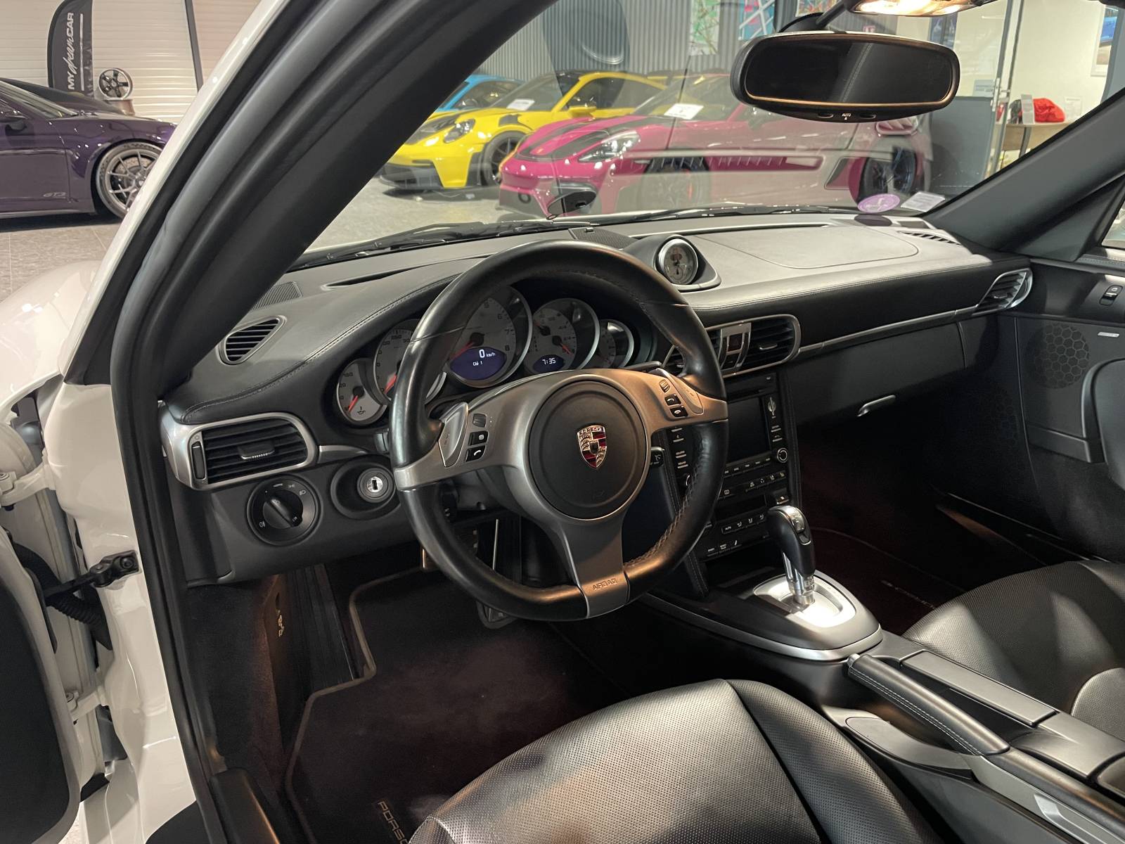 Intérieur tout cuir étendu noir pour cette Porsche 911 d'exception.