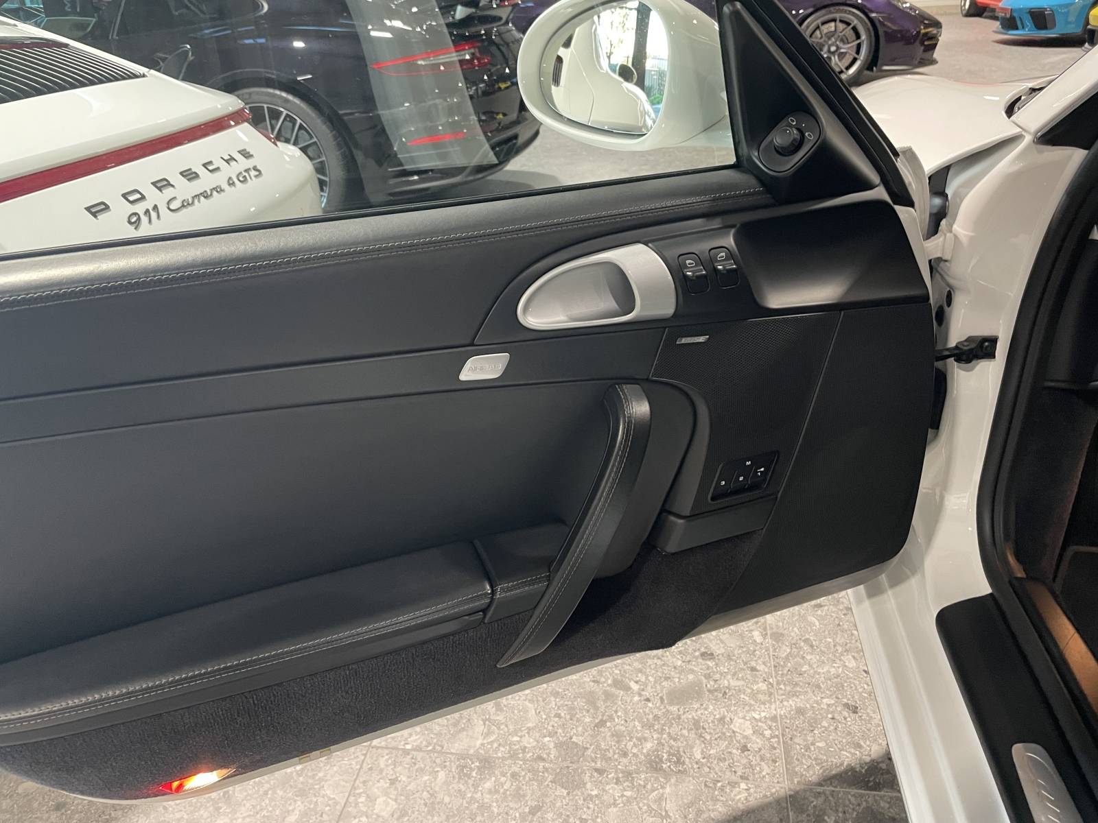 Intérieur tout cuir étendu noir pour cette Porsche 911 d'exception.