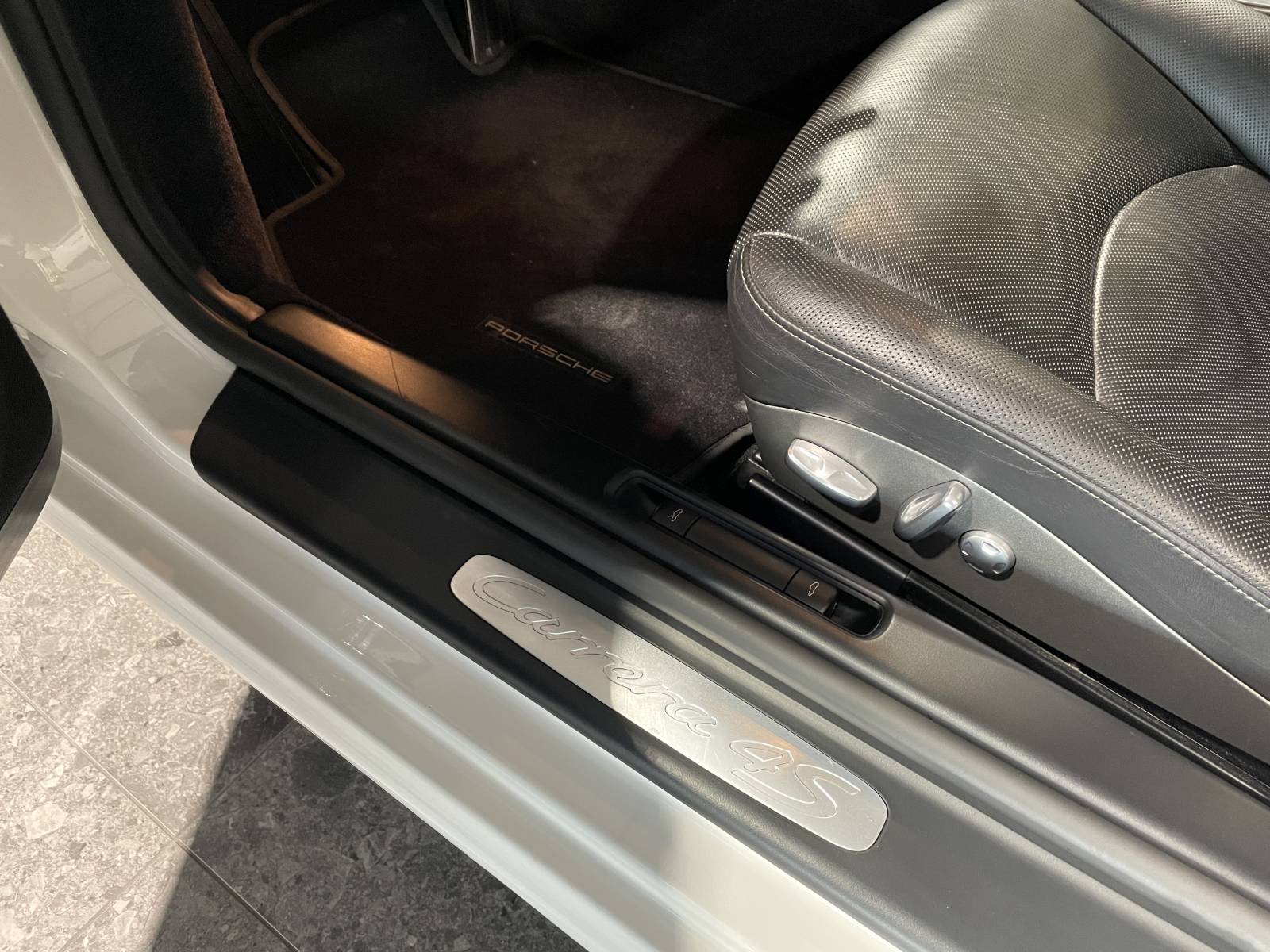 Sièges électriques à mémoire, chauffants et ventilés en cuir premium.