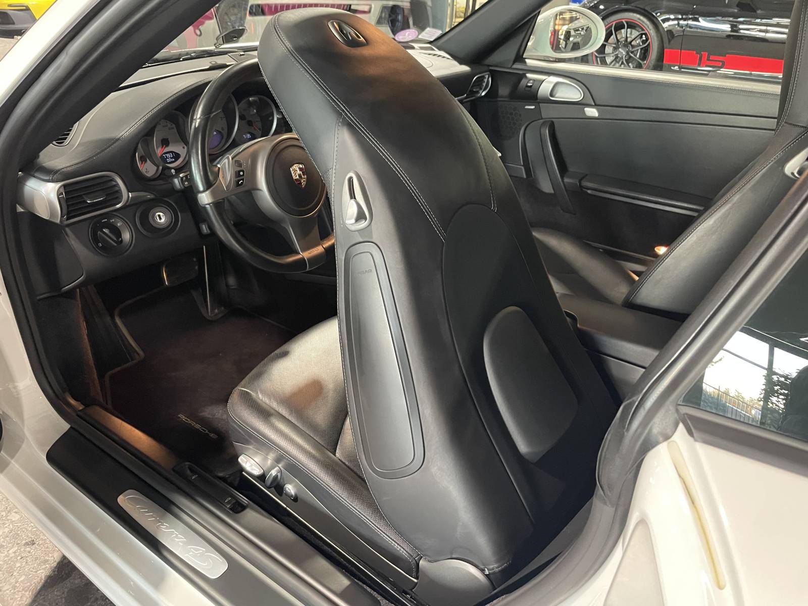 Sièges électriques à mémoire, chauffants et ventilés en cuir premium.