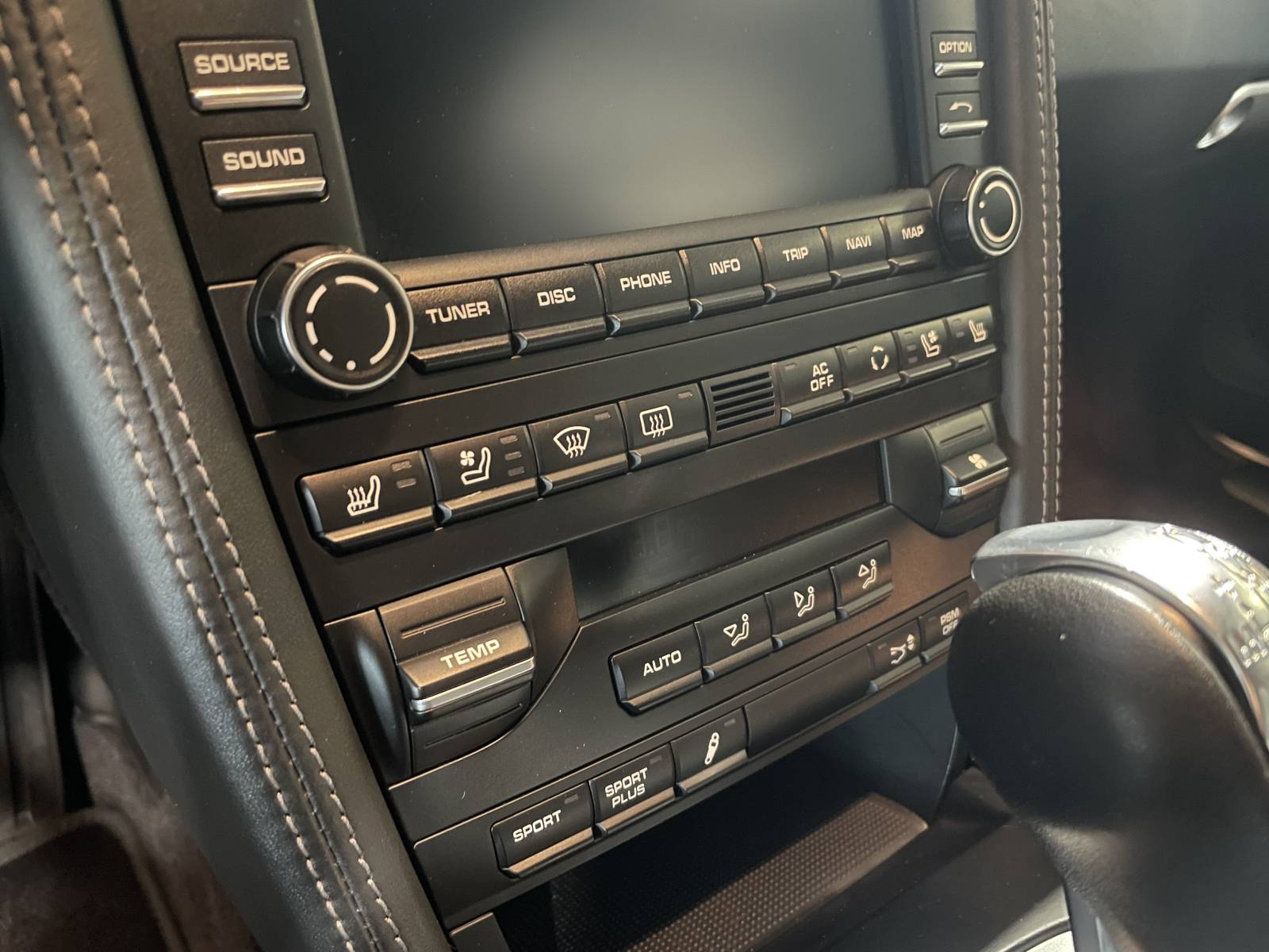 Système audio BOSE et écran tactile GPS pour un confort de route absolu.